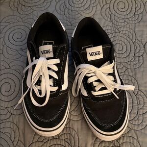 LIKE NEW Vans Classic Black and White Low-Tops